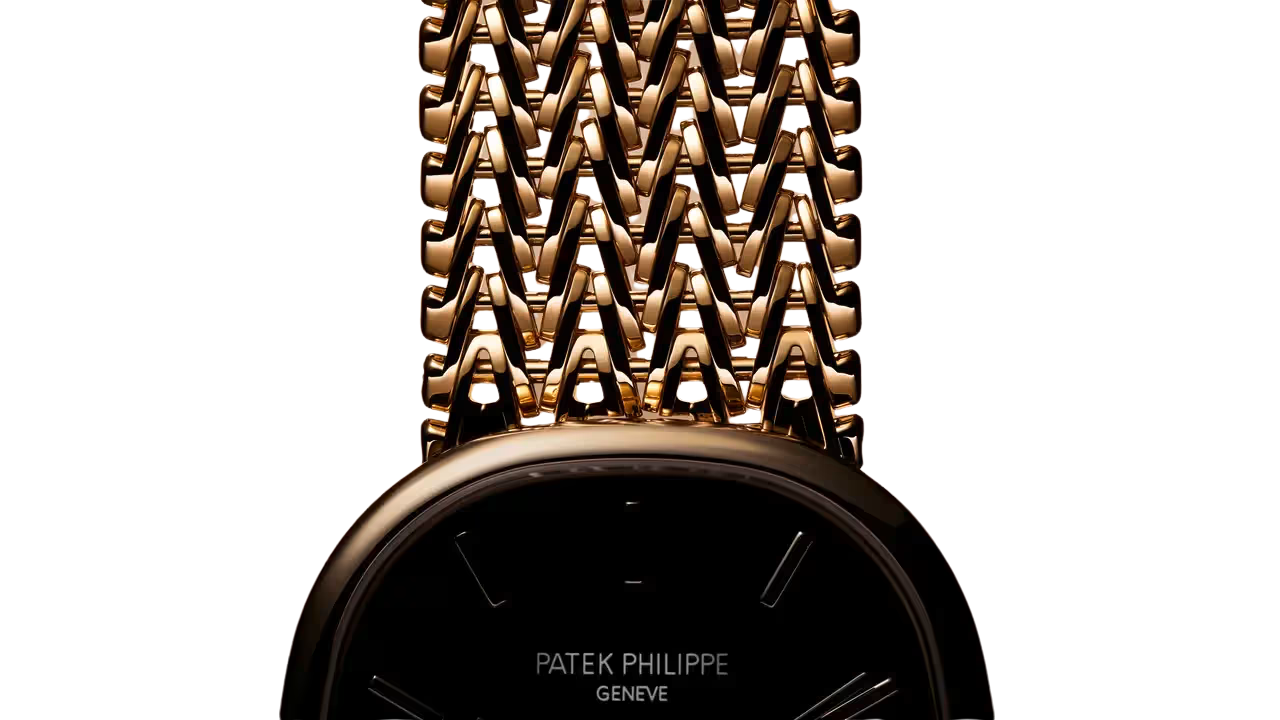 Close view of the rose-gold chain bracelet architecture